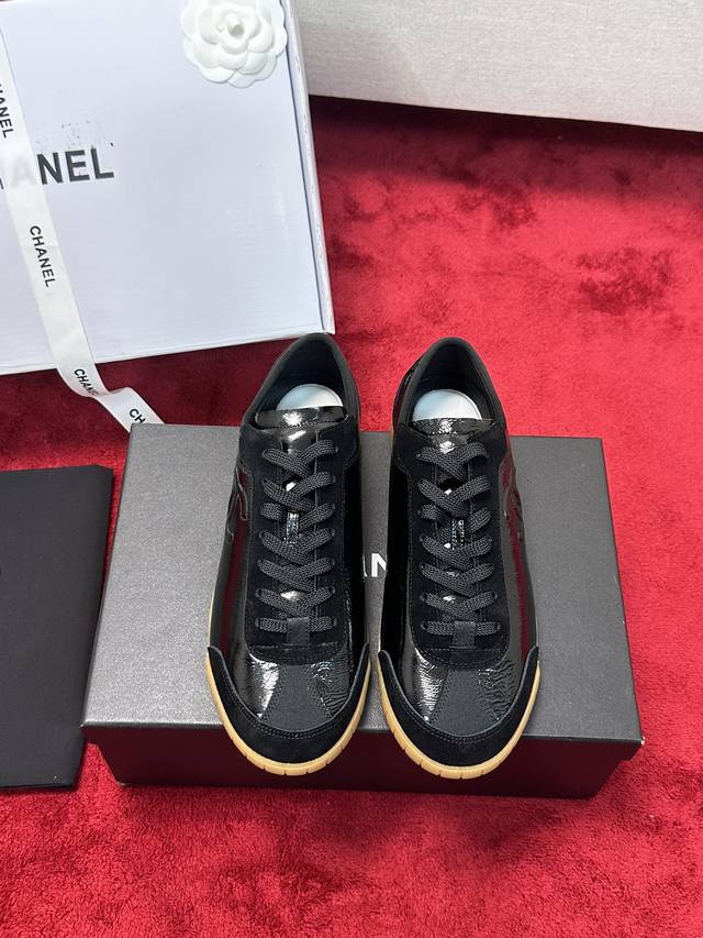 厂价 顶级版本 Size: 35-39 40 41订 Chanel 24B秋冬新款德训 意大利进口牛油皮 生胶大底 上脚很舒服，鞋底很轻很软，外带小增高 百搭